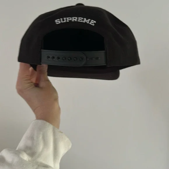 帽子 supreme old english cap black Supreme New Era Old English Beanie (FW25) - $40